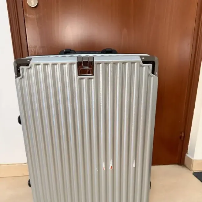 Пластиковый чемодан на колесах
