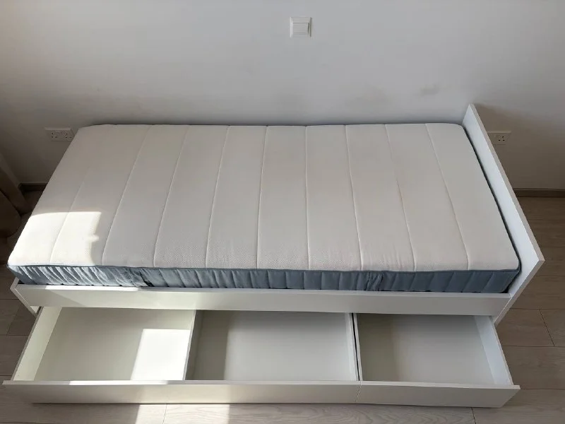 Кровать IKEA VIHALS 90*200 с ящиками и матрасом VESTEROY