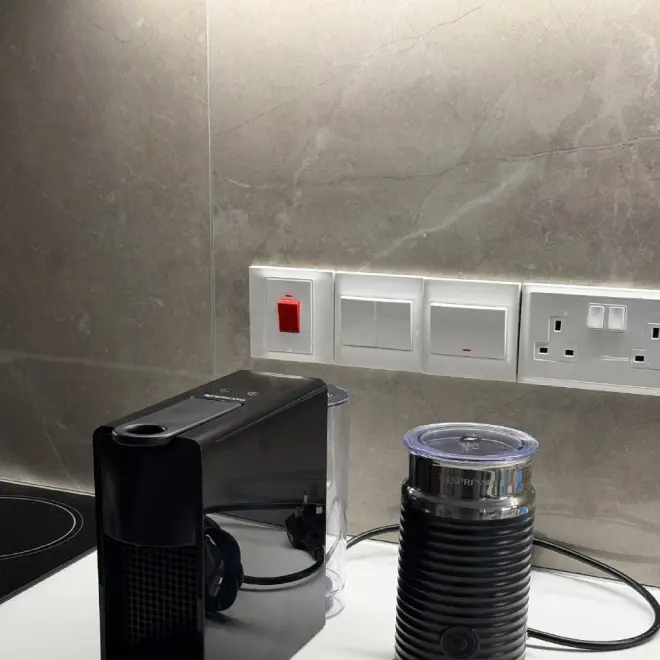 Кофемашина Nespresso Mini Essenza Black C30 и капучинатор Aeroccino 3