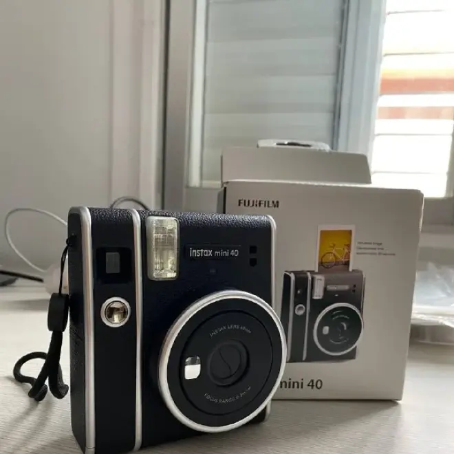 Новая камера моментальной печати Fujifilm Instax Mini 40