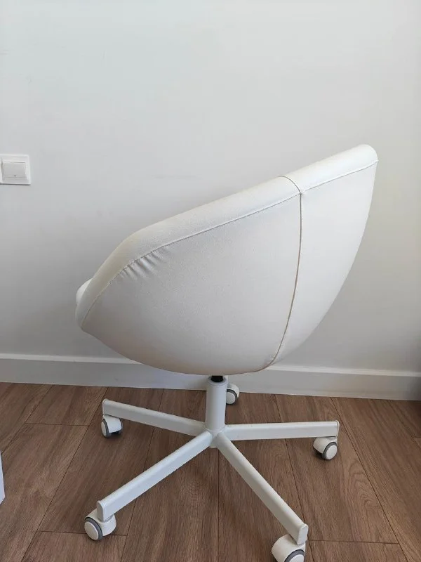 Белое кресло IKEA SKRUVSTA