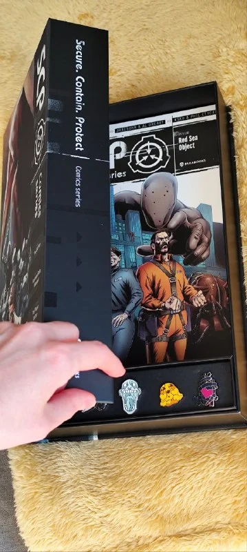 SCP комиксы, Kickstarter бокс сет с металлическими пинами
