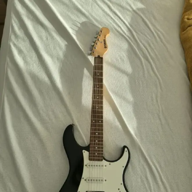 Yamaha EG112 Electric Guitar + Roland CUBE-10GX Amplifier