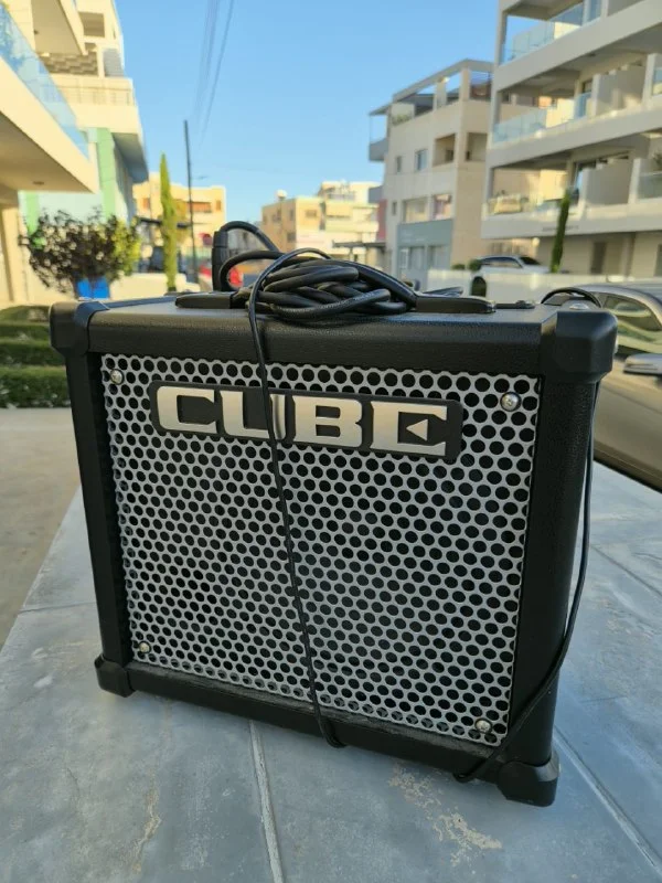 Yamaha EG112 Electric Guitar + Roland CUBE-10GX Amplifier
