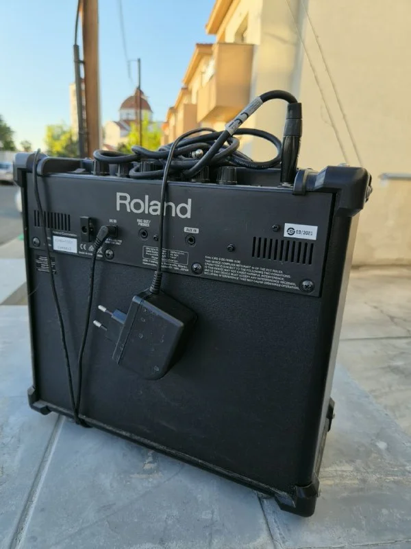 Yamaha EG112 Electric Guitar + Roland CUBE-10GX Amplifier